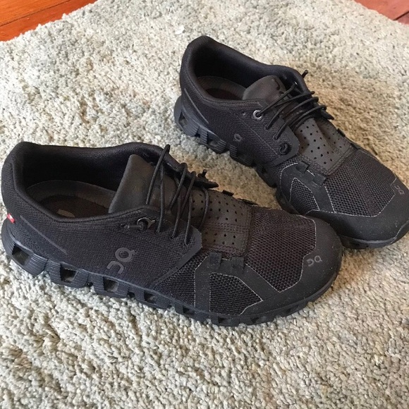 on cloud all black womens